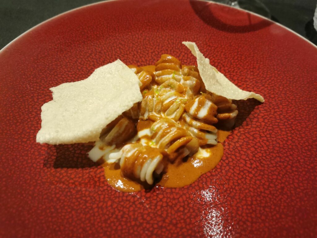 Fusilli, curry rosso masal, yogurt e piadina indiana del ristorante Ego