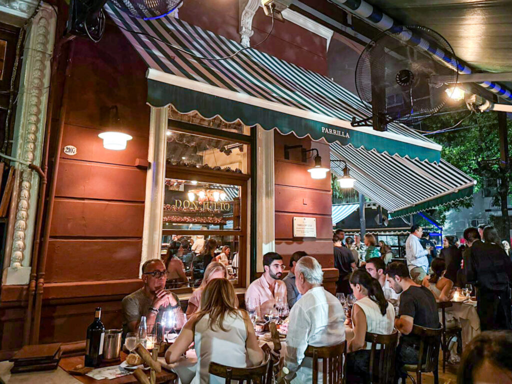 L'esterno del locale di Don Julio di Buenos Aires.