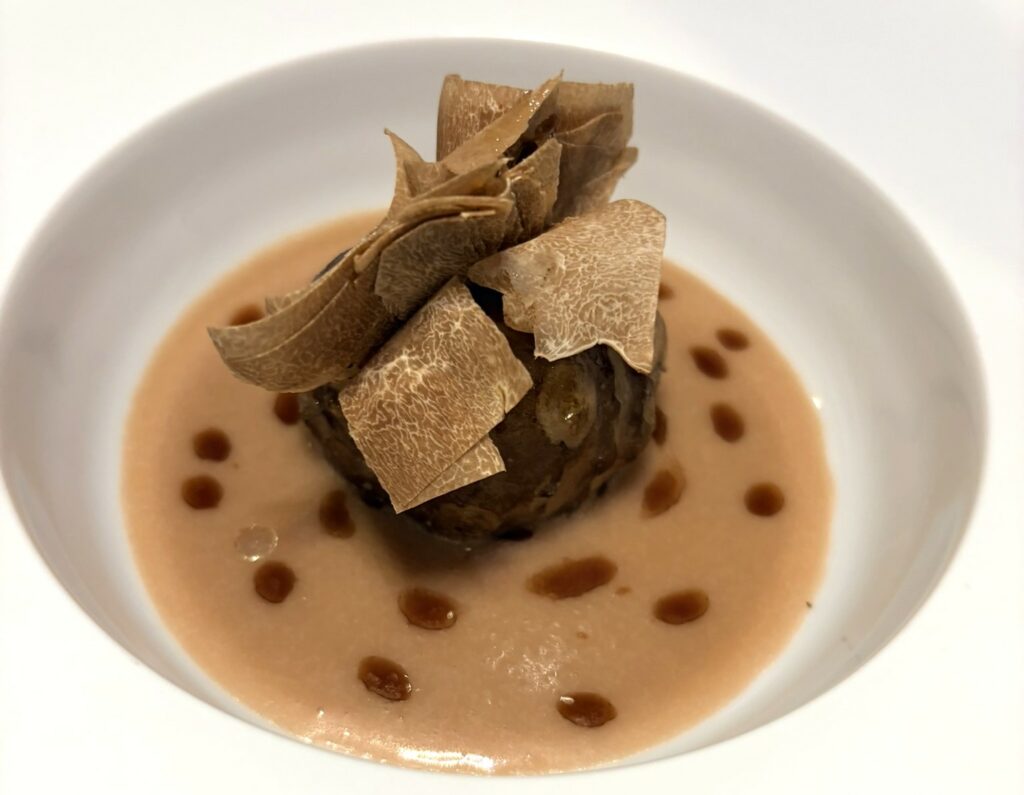 Topinambur, salsa di fagioli rossi e miso, tartufo bianco, olio al caffè.