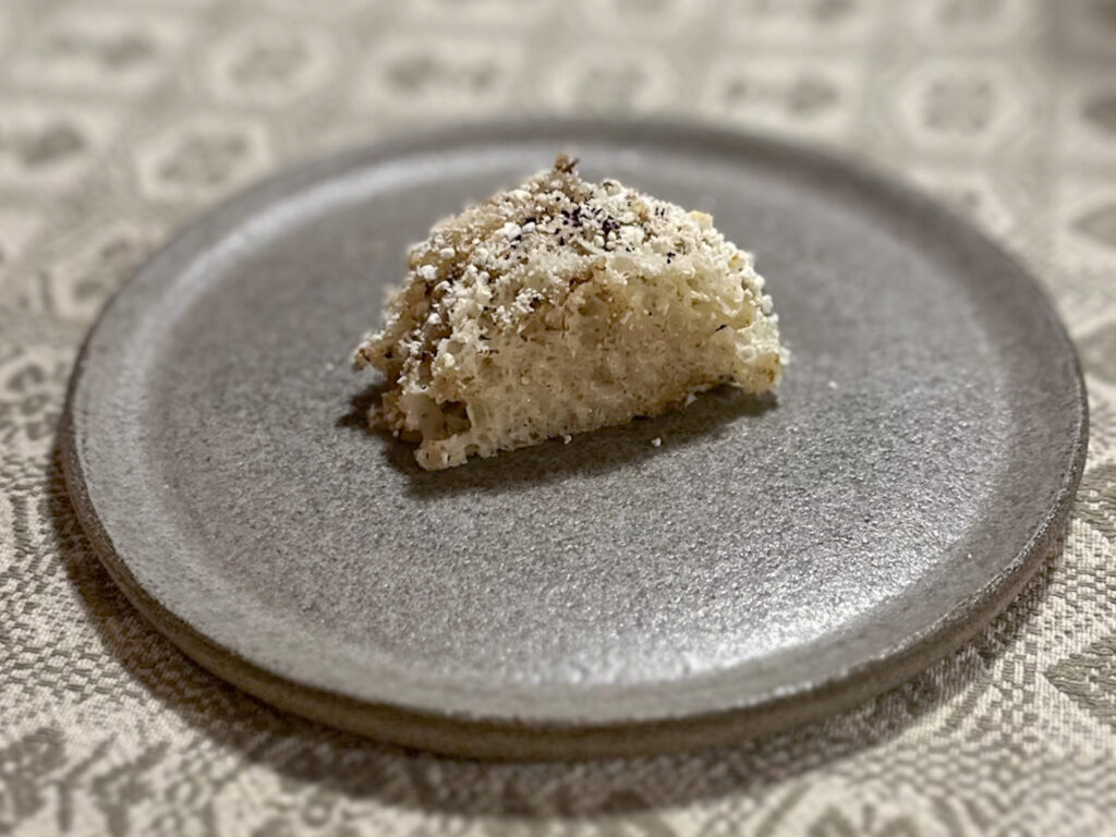 No Foie Gras! Sedano arrostito con popcorn di pelle di pollo, gelato al fegato di pollo, paglia di sedano e nasturzio.