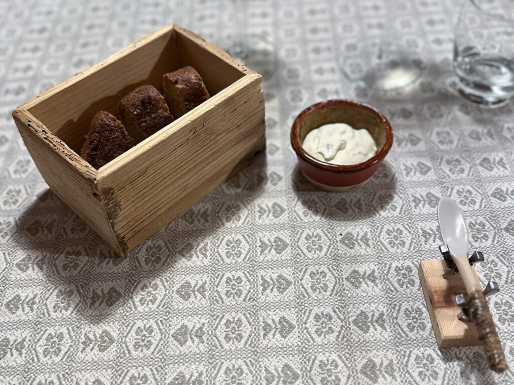 Servito con panna al koji montata.