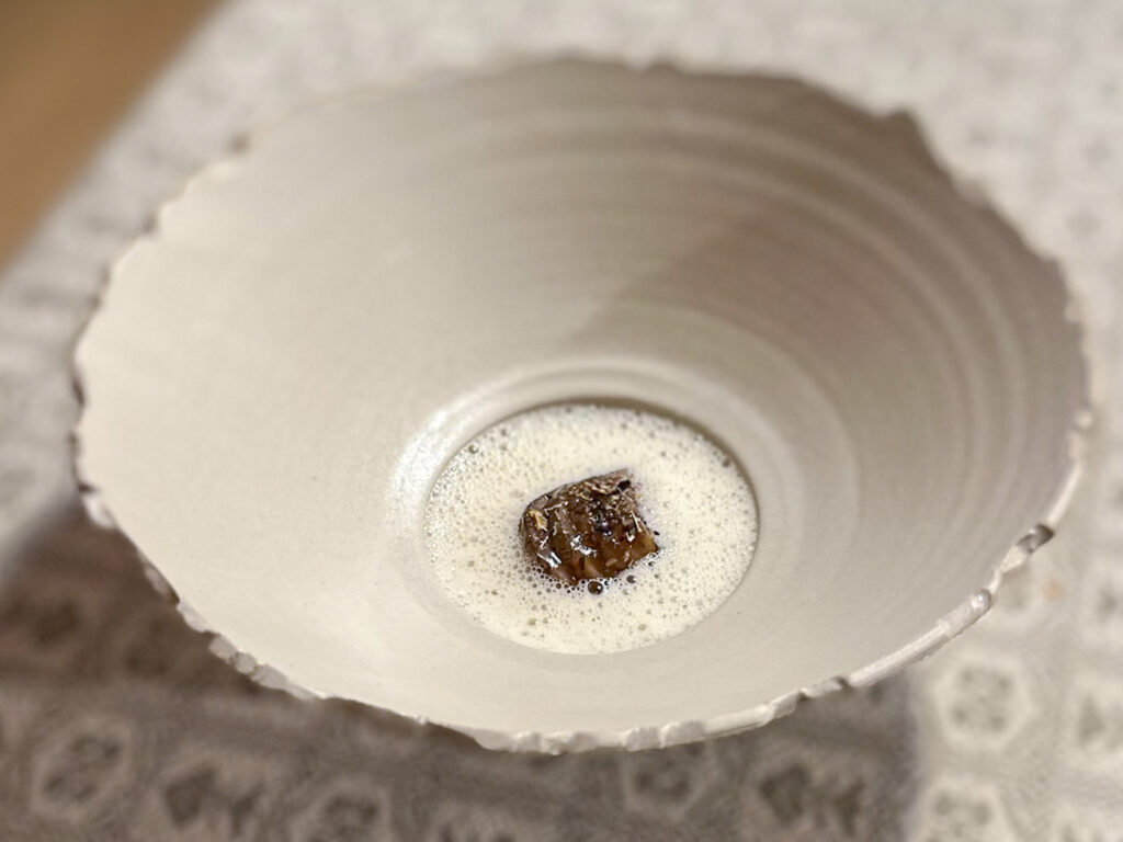 Alchimia di topinambur: Topinambur in varie consistenze: brasato, glassato, cenere, fiori e sommacco di Bad Schörgau