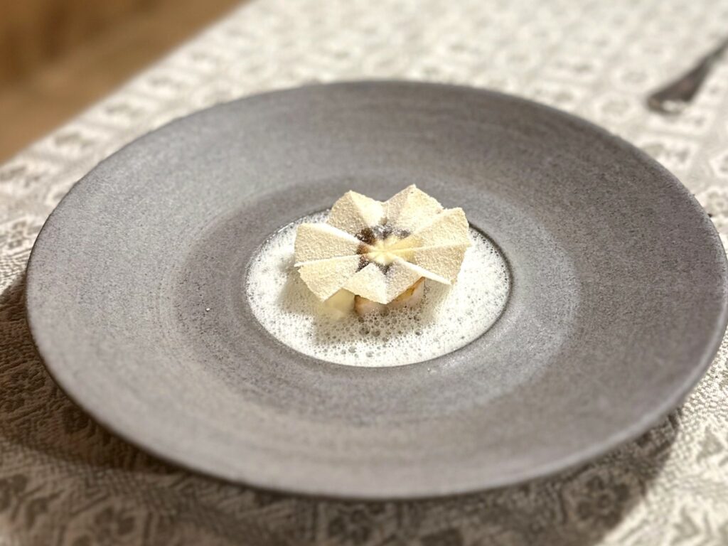 Pesce per davvero: Pesce gatto marinato in shio-koji, confit nel burro nocciola, yogurt affumicato.