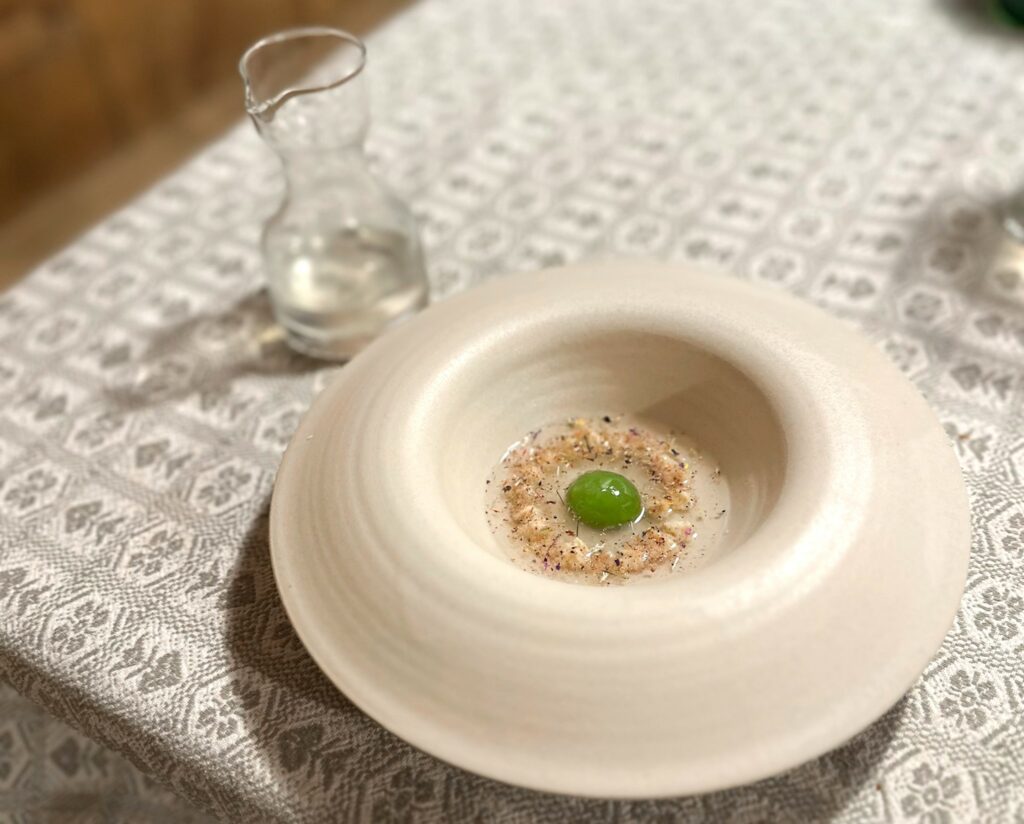 Reset: Mela – basilico – sfera al pepe di Sichuan con burro ai carciofi e fiori.