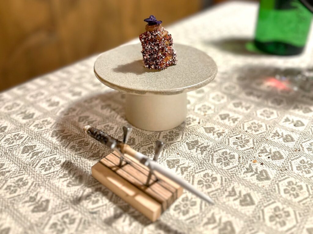 Fuoco & fiamme: Maiale alpino grigliato con kimchi, grano saraceno, crosta ai frutti rossi e mole alpina.