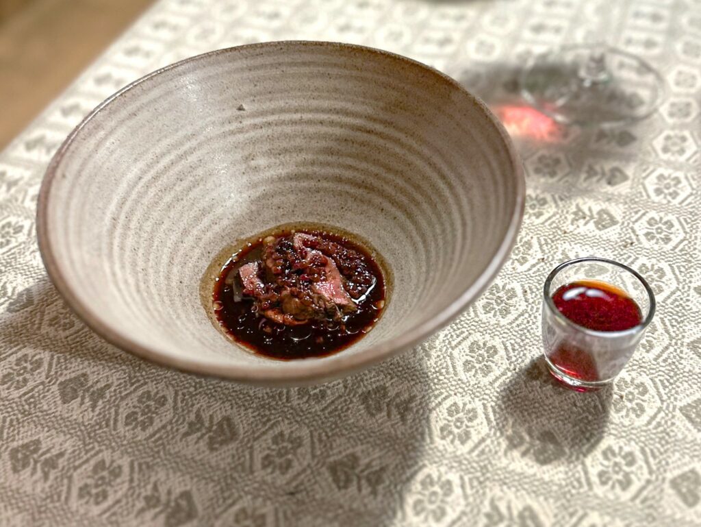 A-more: Cuore di manzo con jus di mora e olio di ginepro.