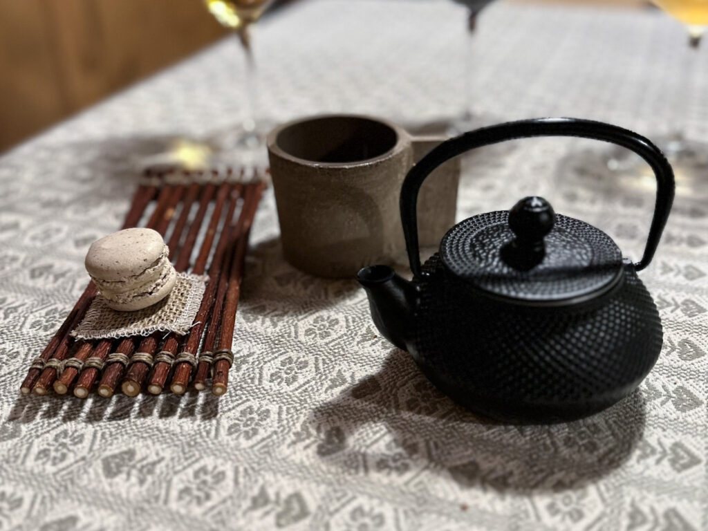 Momento di silenzio tra il bosco e il corpo. Tè alle erbe estive e, insieme, un macaron alle castagne con camomilla di Bad Schörgau
