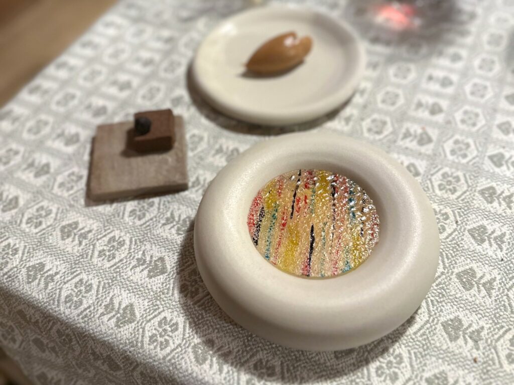 Fermenti in frammenti Mela: brunoise, amazake, granita, schiuma, cialda al koji, cioccolato alle noci, gelato fermentato