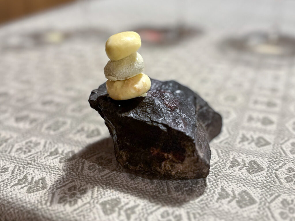 uomo di pietra: Caramello, sommacco e funghi in tre morsi