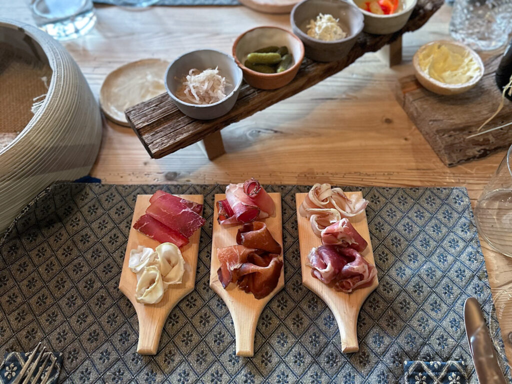 Segnaliamo una proposta di qualità anche alla Locanda-Veranda dove abbiamo assaggiato una interessantissima variazione di speck e affettati