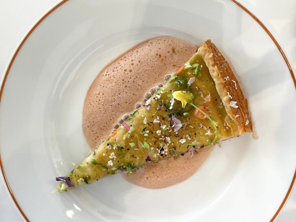 Torta di cipolla con salsa all’aglio fresco e rose del ristorante Arpège [maggio 2025]