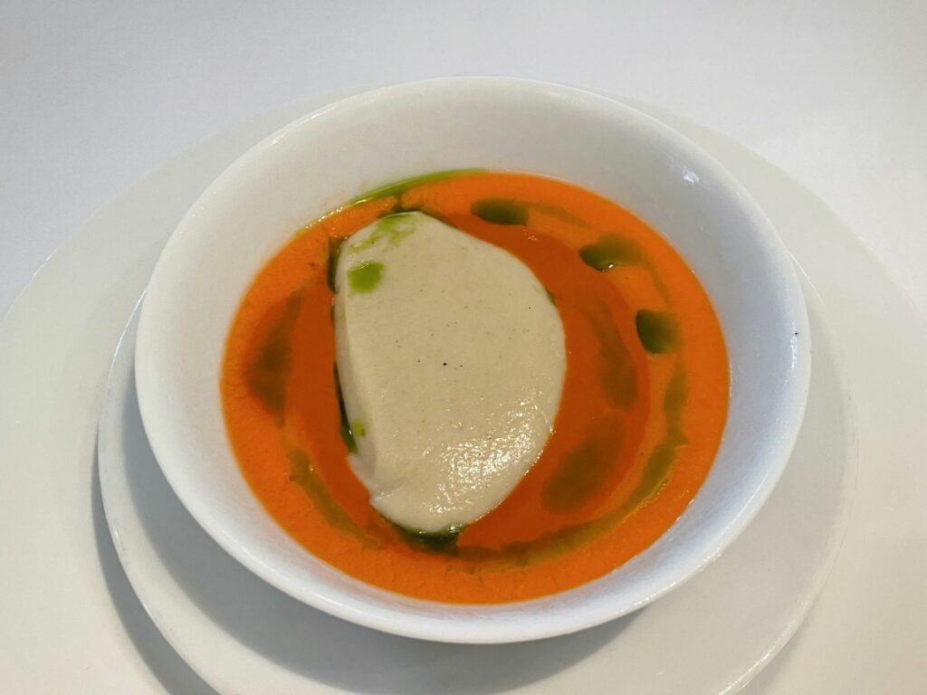 Gazpacho e nuvola di melanzana bianca del ristorante Arpège [settembre 2025]