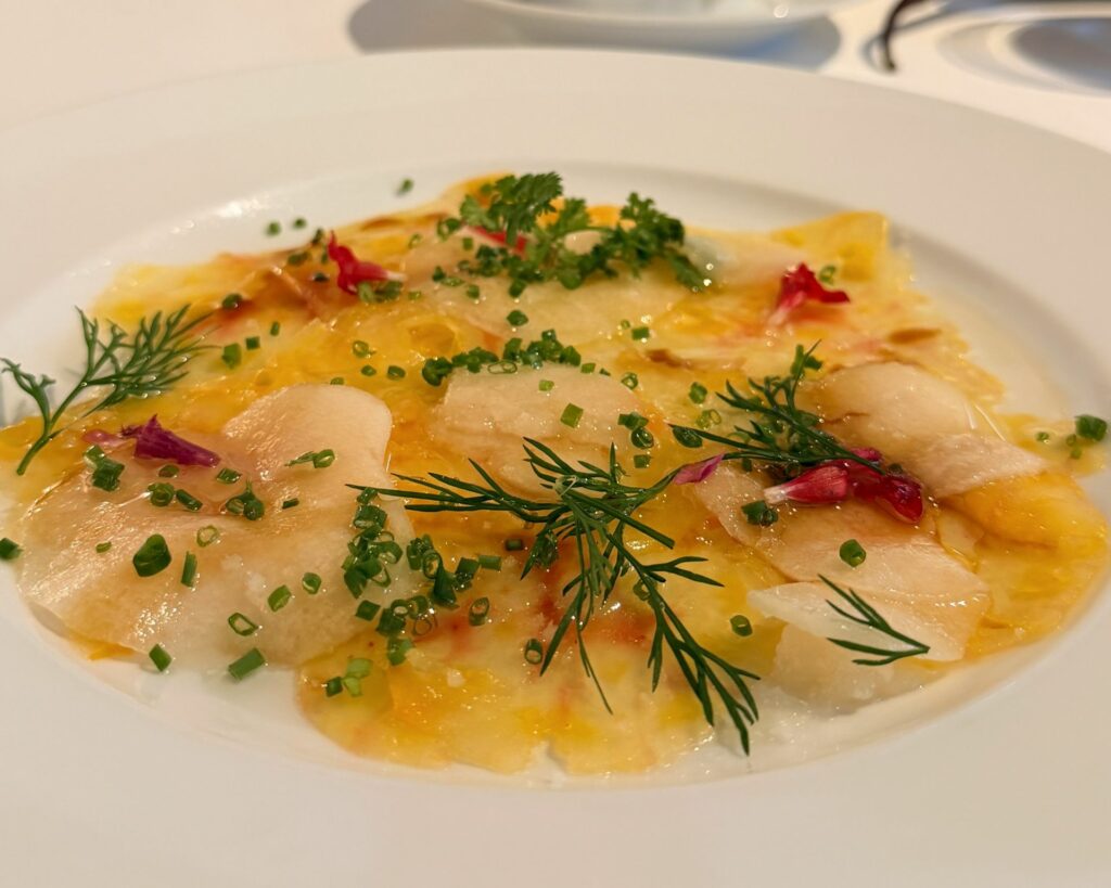 Carpaccio di pomodoro autunnale e pera williams, erba cipollina, cerfoglio, olio di foglia di fico [novembre 2025]