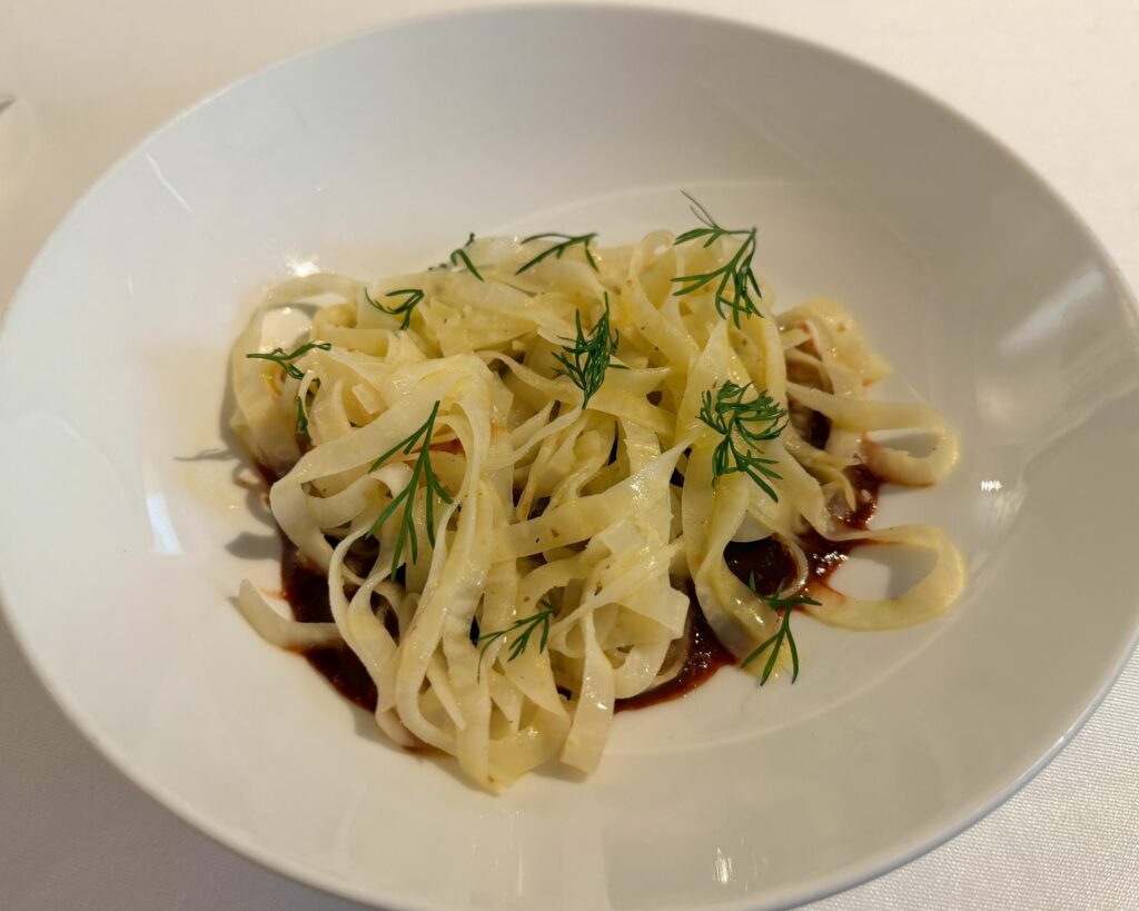 Tagliatelle di sedano rapa e salsa di barbabietola e carota [novembre 2025].