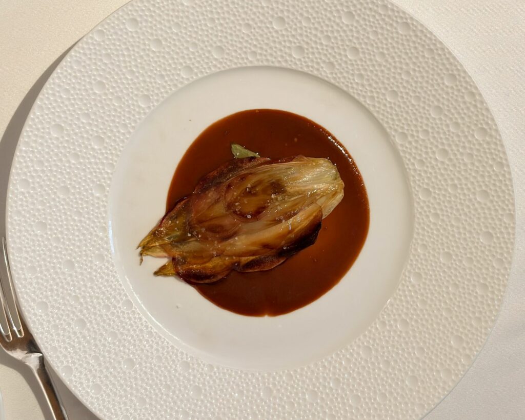 Indivia, mela, acetosa e salsa di barbabietola del ristorante Arpège [novembre 2025]