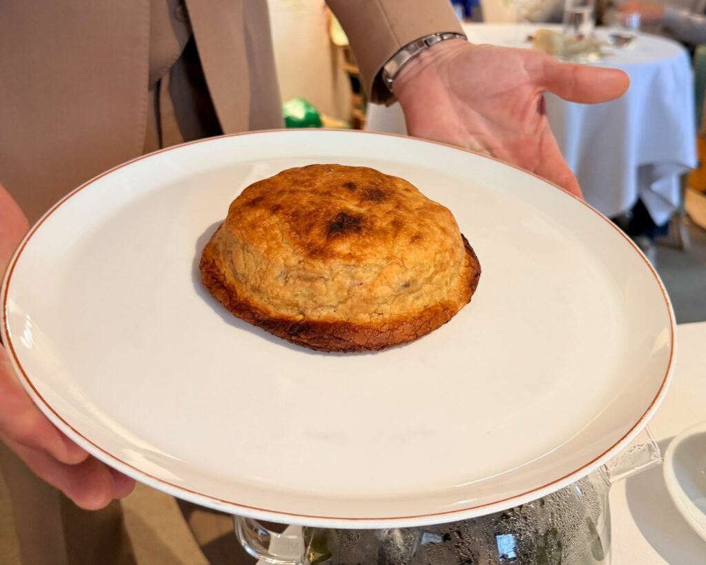 Scrigno di sedano rapa, castagne e funghi con salsa alla rosa canina del ristorante Arpège (servizio al tavolo) [novembre 2025]
