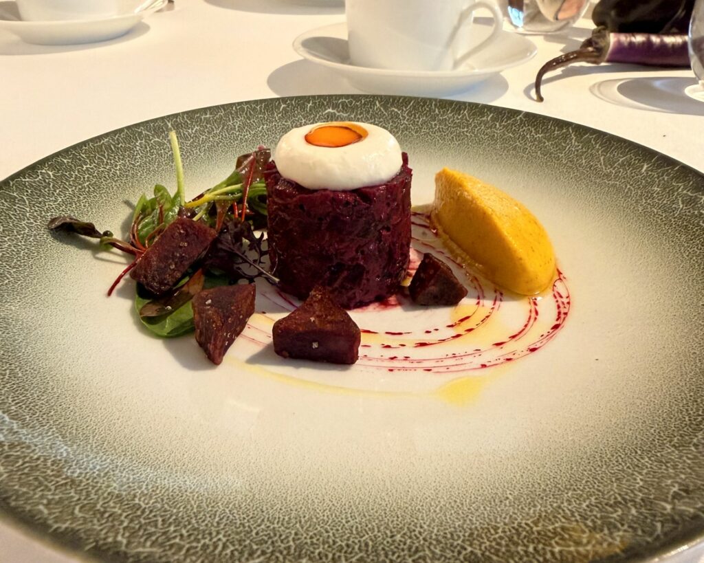 Tartare pourpre, rafano, mousseline di carota, albicocca e senape del ristorante Arpège [novembre 2025]