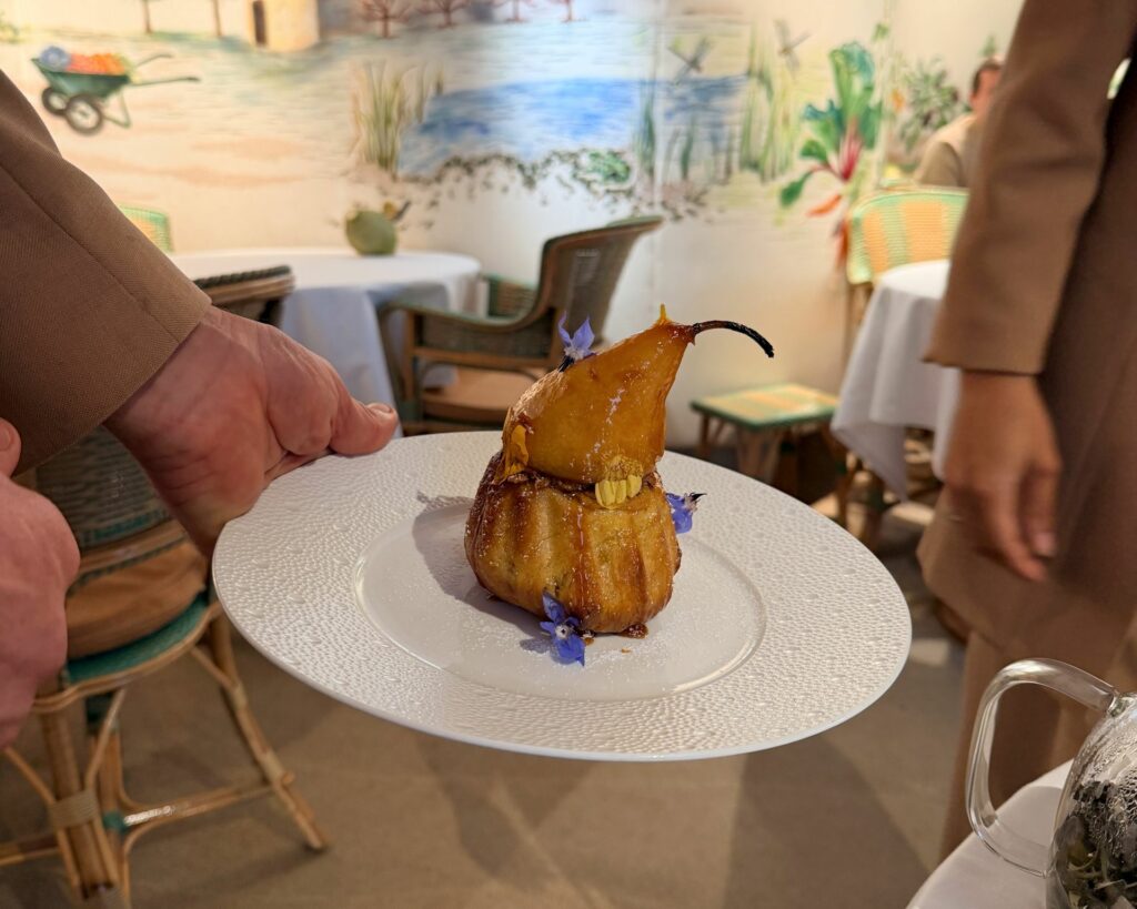 Gugelhupf di patate dolci, pera caramellata e sorbetto di cotogna (servizio al tavolo) [novembre 2025]