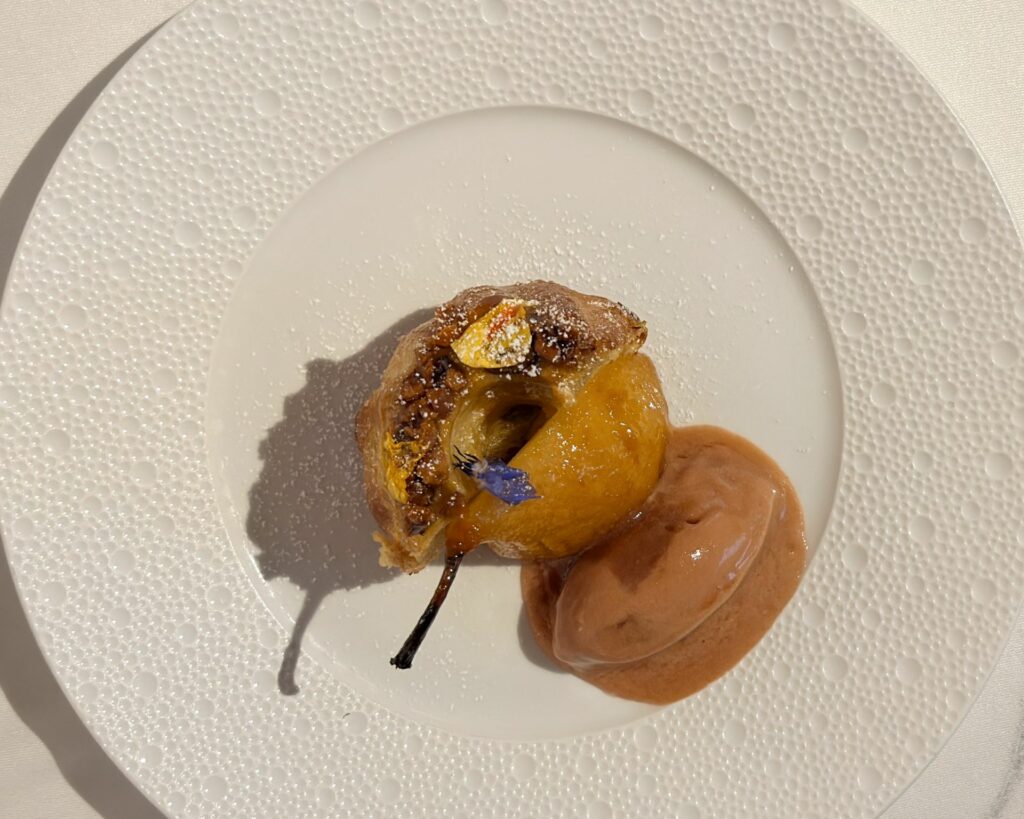 Gugelhupf di patate dolci, pera caramellata e sorbetto di cotogna del ristorante Arpège (porzionato) [novembre 2025]