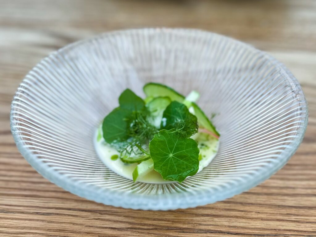 Latticello, cetriolo e nasturzio di De Kas