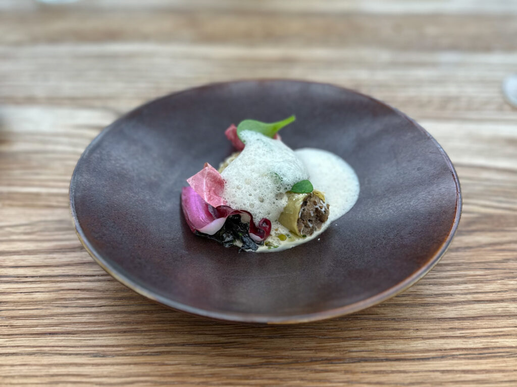 Cannellone con ragu di funghi, beurre blanc e radicchio di De Kas