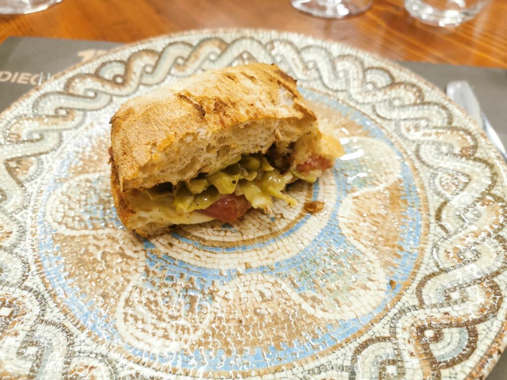 Panuozzo 95% idratazione. Provola latteria sorrentina, jamon iberico e melanzane sottolio.