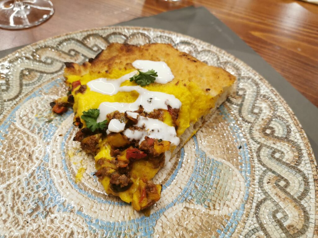 Prima fritta, poi al forn. Peperone, salsiccia olive e salsa al pecorino.