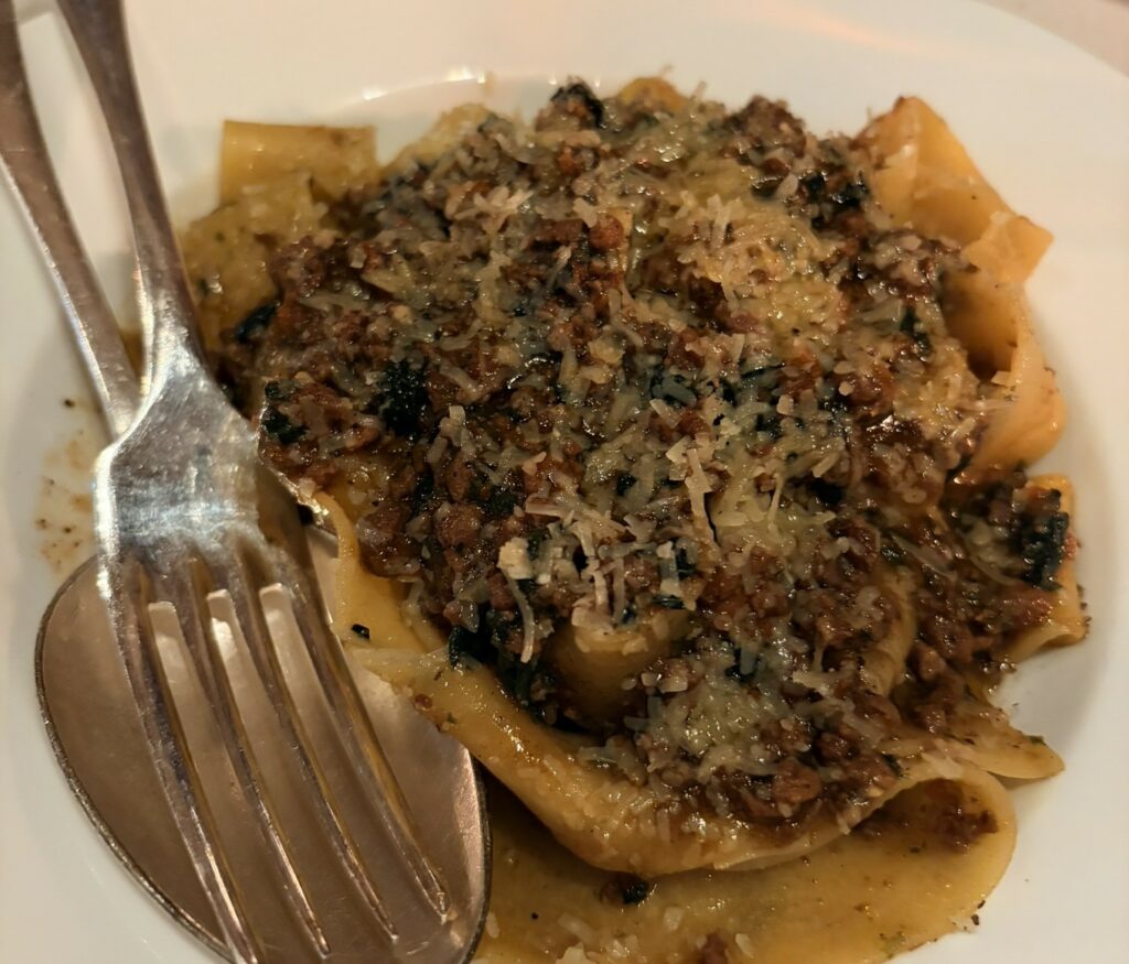 Pappardelle al ragù di stambecco e cavolo nero.