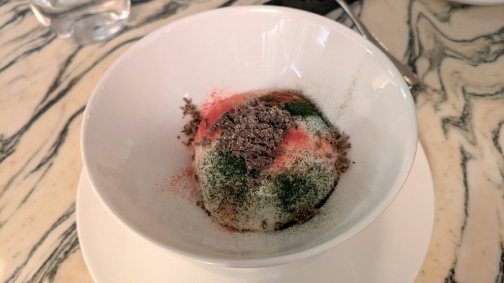 Uovo soffice, cavolfiore tostato e tartufo nero.