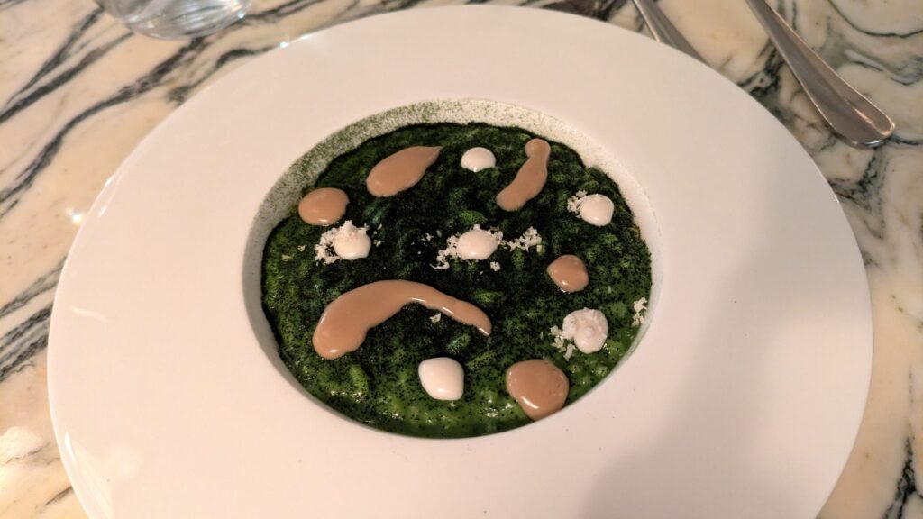 Riso, cavolo nero, pecorino erborinato e mandorla.