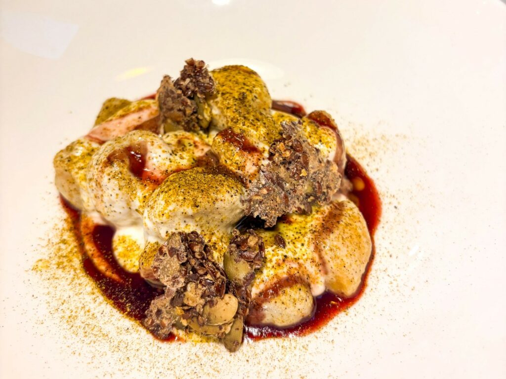 Gnocchetti di zucca con formaggio di capra diamante, polvere di semi di zucca e riduzione di melograno.