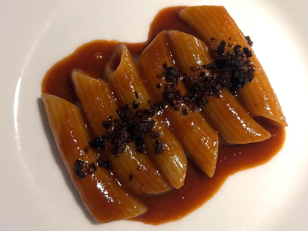 Penne con salsa italiana e olive nere.