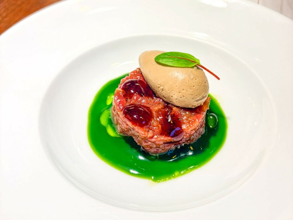Il primo servizio dell'anatra: tartare d’anatra alla soia con gel di lampone e mousse di fegatini al Brandy...