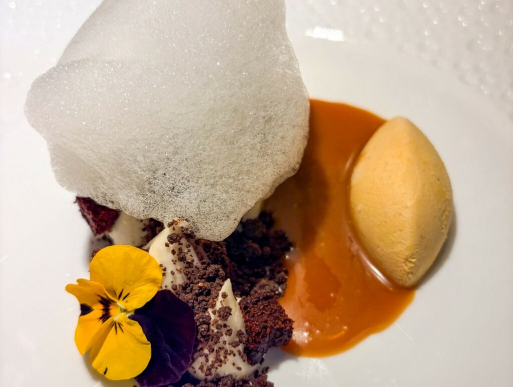 Cremoso e aria alla birra, ganache al cioccolato fondente, crumble e velvet al cacao, caramello salato alla birra, parfait al caramello.