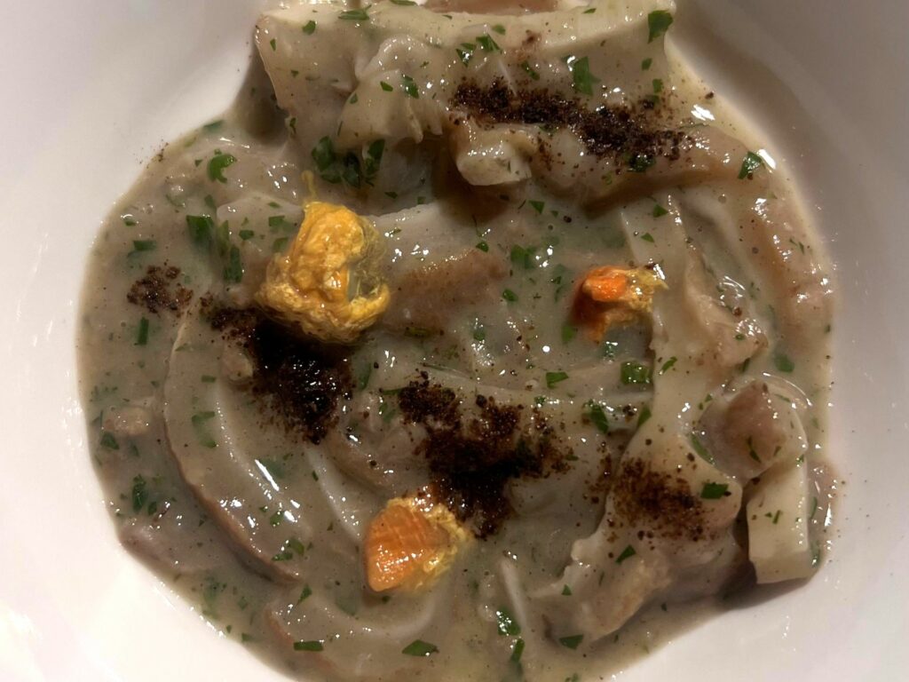 Trippe di pesce in crema di patate, limoni di mare e tartufo bianco.