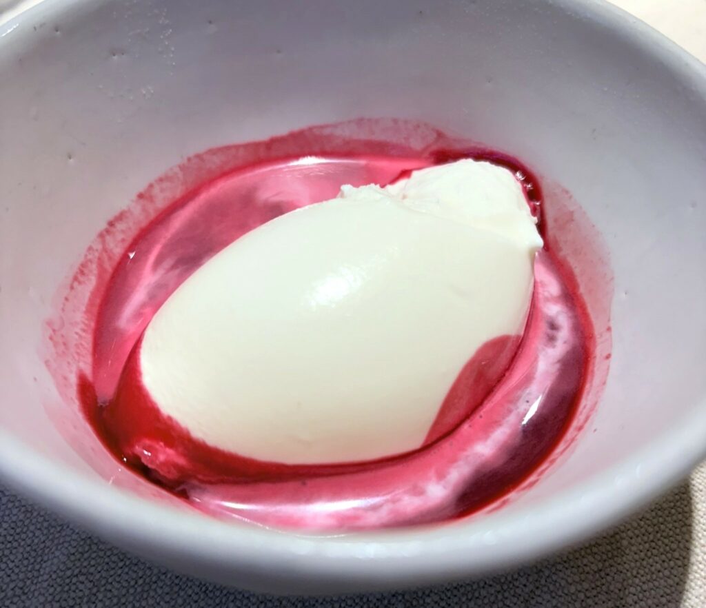 Gelato al latte di capra affumicato e coulis di barbabietola.