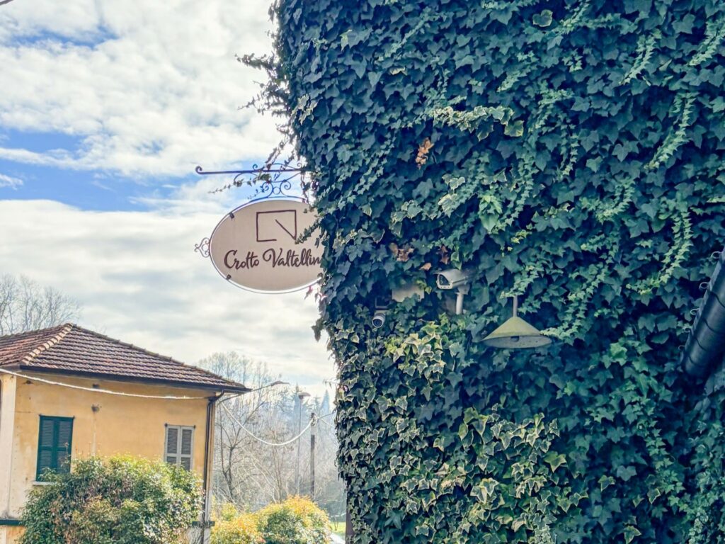 L'insegna del locale Crotto Valtellina