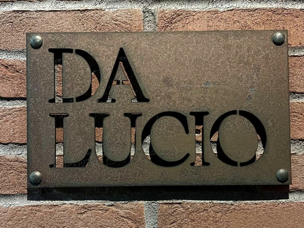 La targa del Ristorante Da Lucio