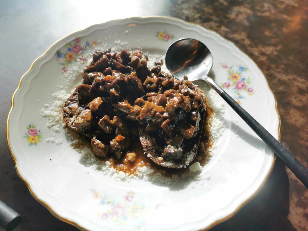 Crostone di coratella e castagne