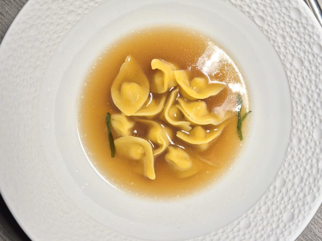 Cappelleti di pastinaca, brodo di nocciole, vermouth, dragoncello