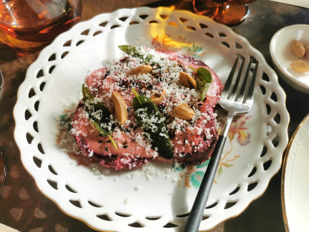 Barbabietola, pecorino, salvia e mandorle