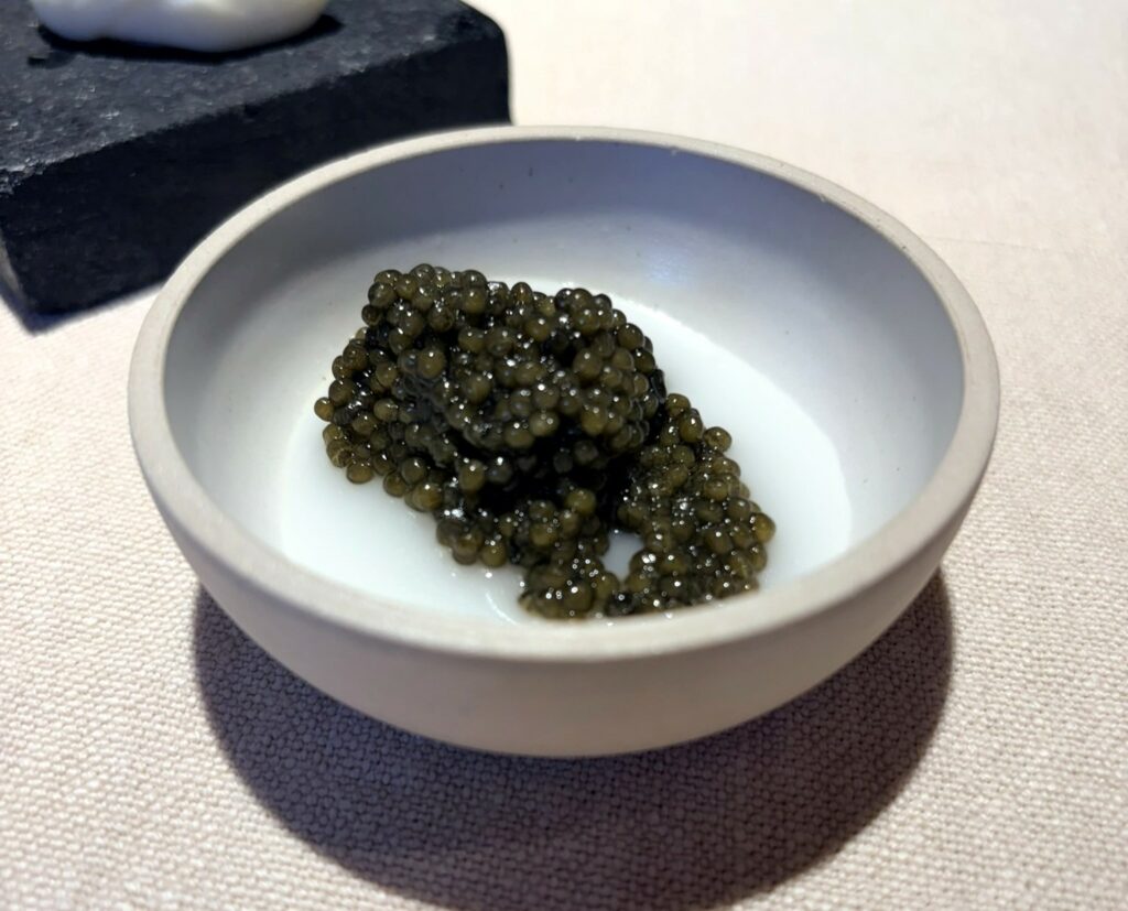 caviale alla brace in accompagnamento.