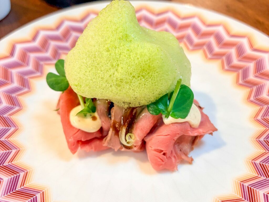 Roastbeef, maionese ai tre pepi, aria di sedano e fondo di manzo.