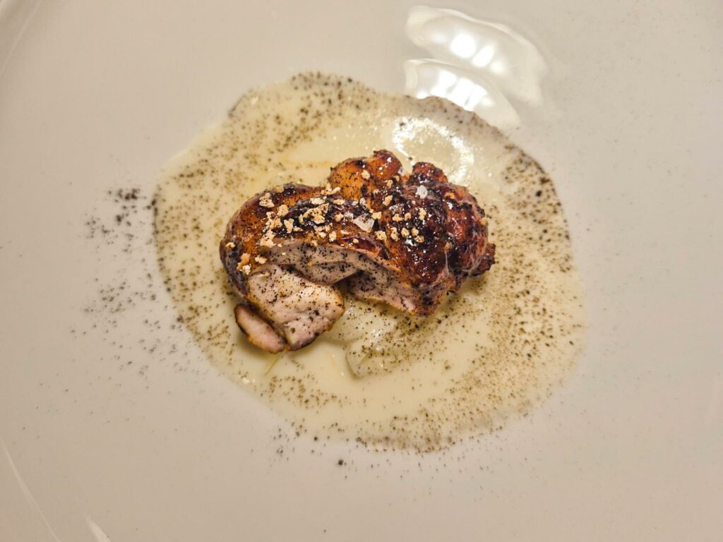 Animella di vitello arrosto, petali di cipolla, lievito e limone nero d’Iran.