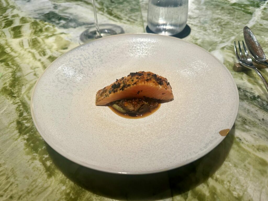 Trota biologica affumicata della Baja California, adobo de cocopache, funghi messi in conserva in
foglia di fico