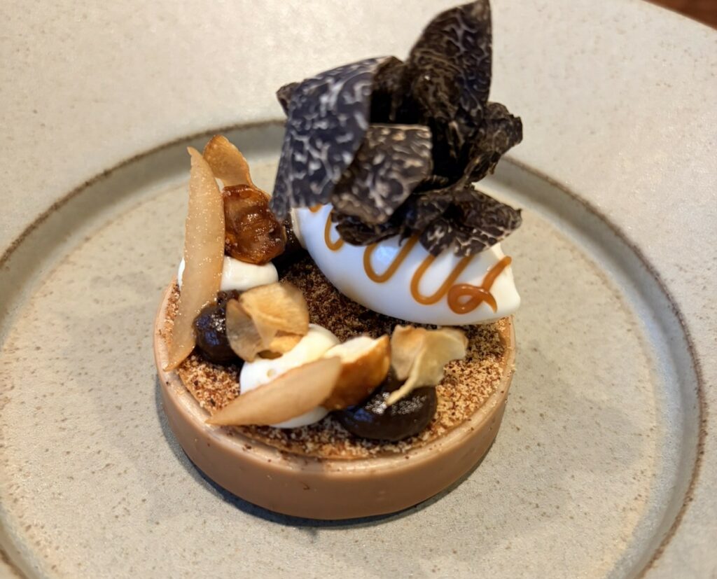 Topinambur, tartufo nero e nocciole.