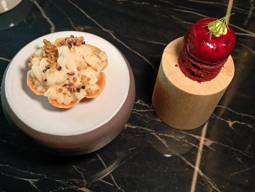 Tartelletta con cavolfiore e quinoa fritta – Waffle con rapa rossa