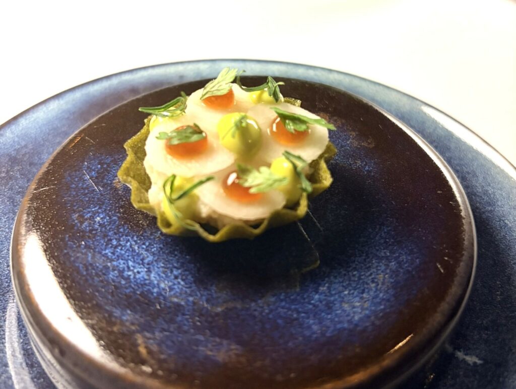 Granchio delle nevi, mela, aneto coronato.