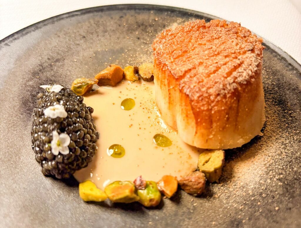 Capasanta, pistacchio e caviale.