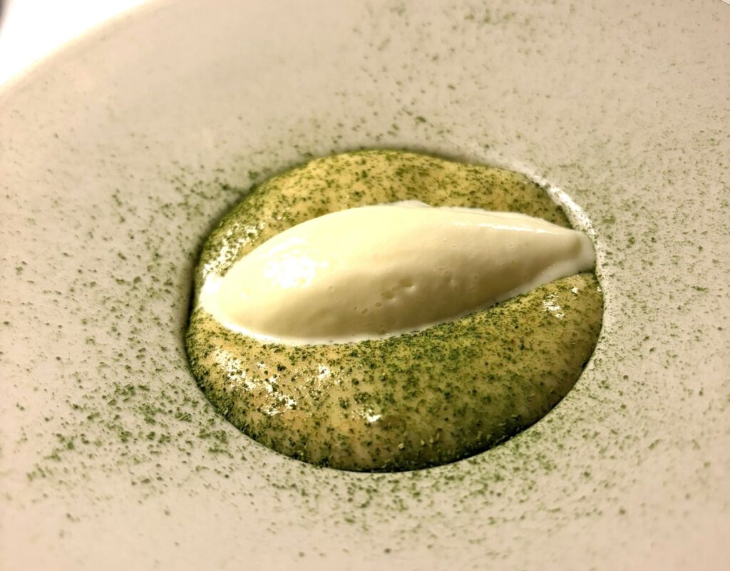 Alloro, cioccolato bianco, noce di macadamia.